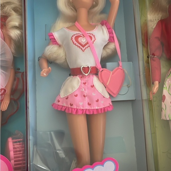 Vintage Valentines Barbie’s - Picture 4 of 6